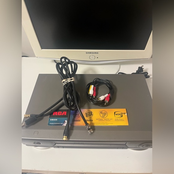 RCA VCR VR555 Tested & Works No Remote VHS Player Recorder 4 Head AV Cable - Picture 9 of 10